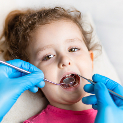 Dentysta dziecięcy: jak leczy się próchnicę butelkową i jakie są efekty terapii?